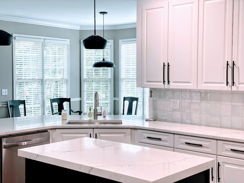 Modern Kitchen with White Shaker Cabinets & quartz Countertops